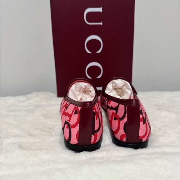 Gucci Pink Patterned Loafers with Gold Accent - Picture 3 of 7